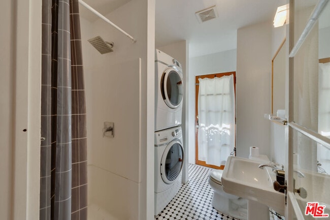 Building Photo - 10870 Wellworth Ave