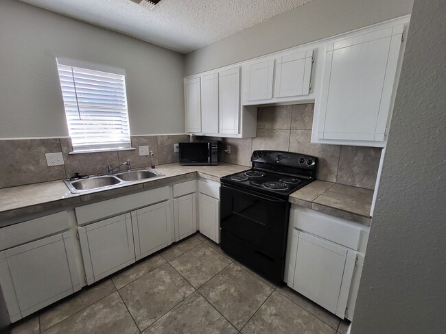 Building Photo - 2 bedroom 1 bathroom house with 1 car garage and central heat and air