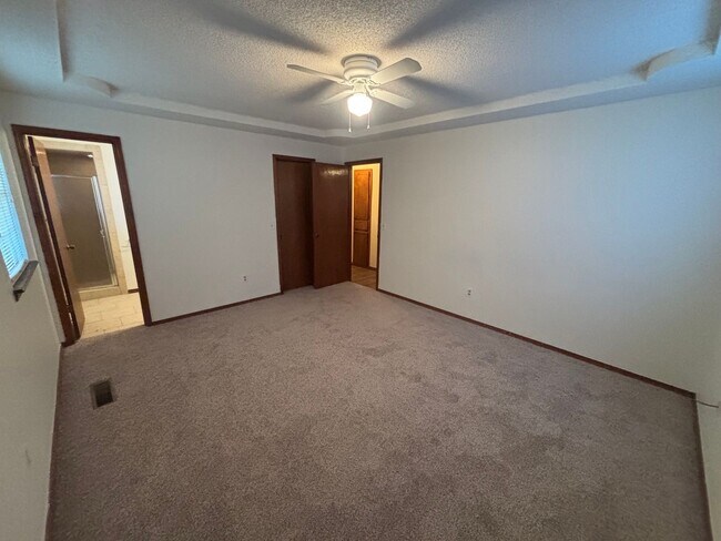 Building Photo - Beautiful 3 Bed 2 Bath Home in Yukon