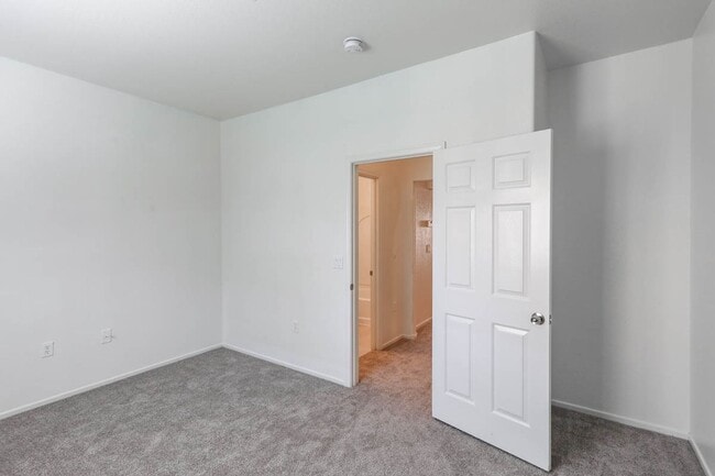 Building Photo - 4 Bed and 4 Bath Townhome In Gated North Las Vegas Community