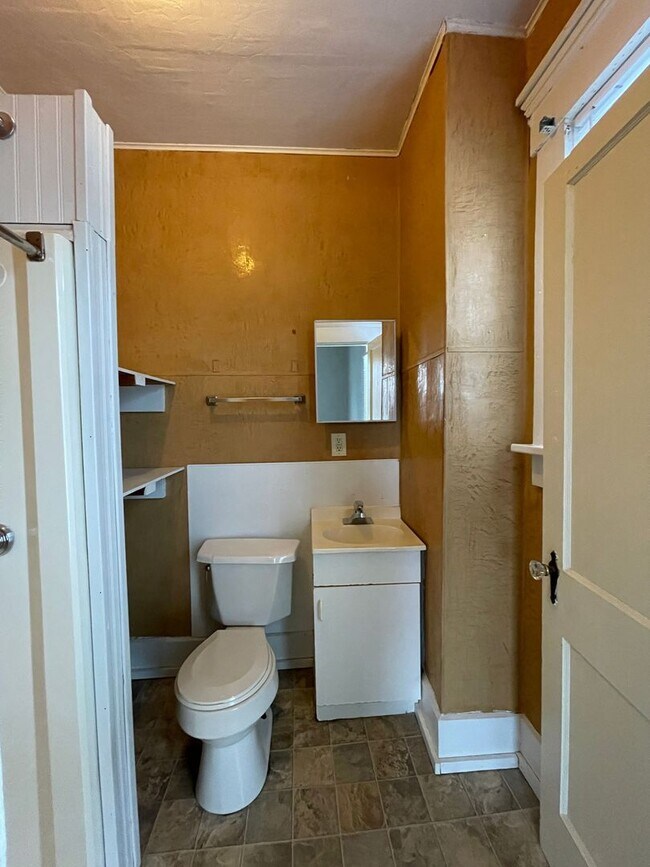 Building Photo - PRELEASING for AUGUST! Close to Campus: In-Unit Washer/Dryer + LOFT
