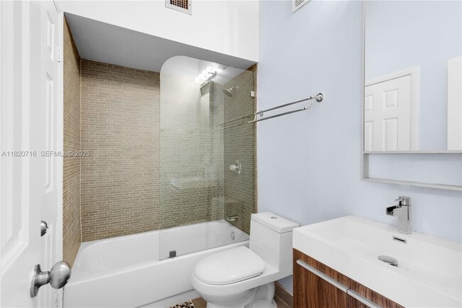 Building Photo - 2627 Parkview Dr S