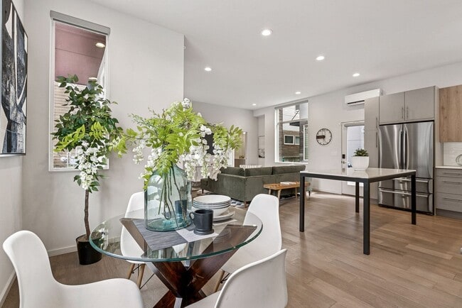 Building Photo - Judkin Parks Townhome