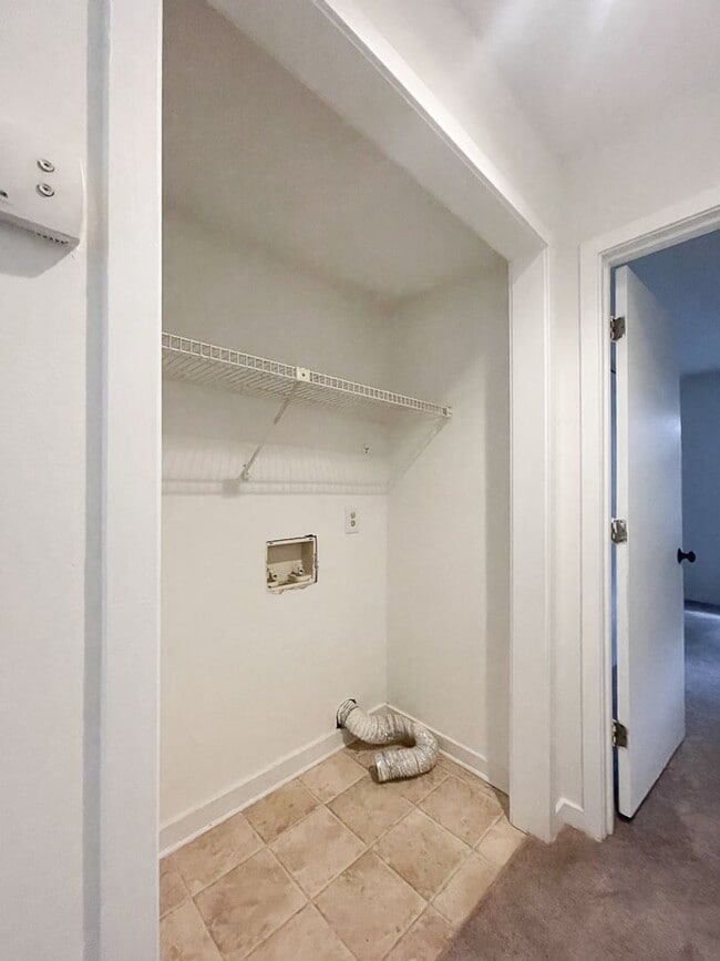 Building Photo - Cozy Two Bedroom Townhouse