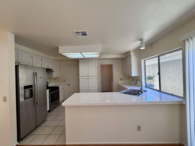 Building Photo - Spacious 3 Bedroom Home with High Ceilings...
