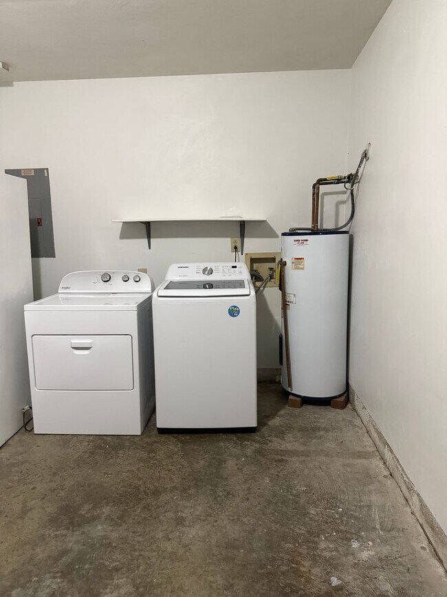 Building Photo - 3BD/2BA Home minutes from Dam Neck/Oceana Bases! Updated Throughout! Attached One Car Garage!