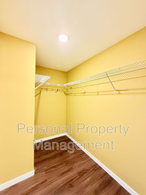 Building Photo - 5711 NE 74th Ct