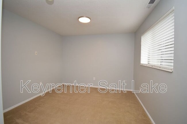 Building Photo - 572 E Thatcher Way