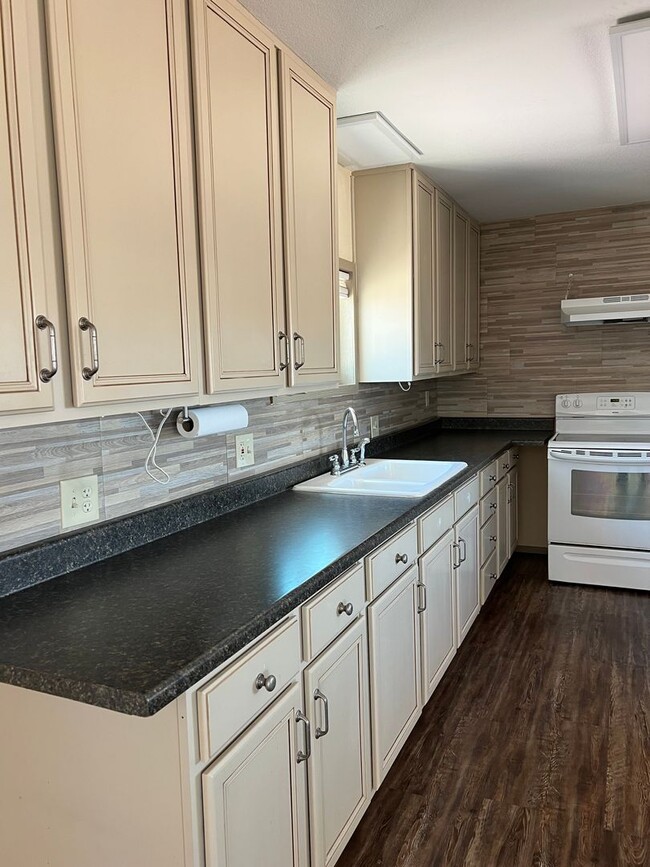 Building Photo - 2 br/ 2 bath home for rent