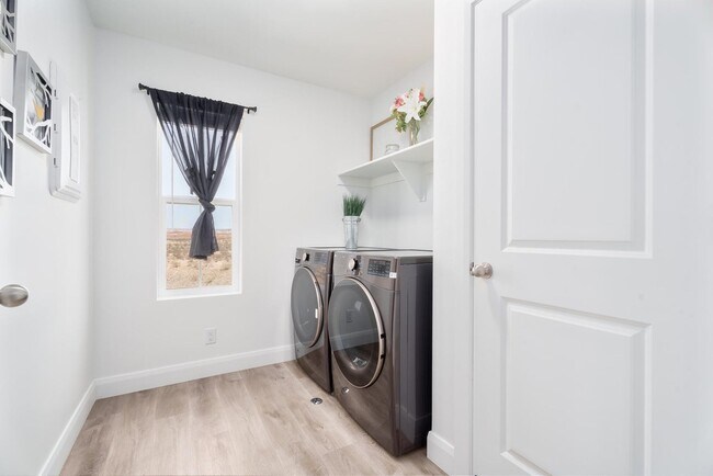 Laundry room - 484 W Greenstone Pl
