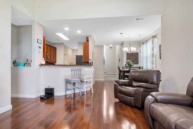 Building Photo - Stunning and Spacious 3 Bedroom 2.5 Bath C...