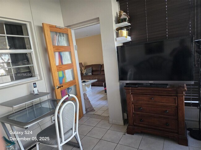 Building Photo - 5181 W Oakland Park Blvd