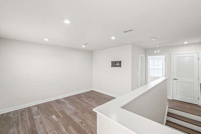 Building Photo - (Coming Soon) 3 Bedroom Townhome minutes from South End!