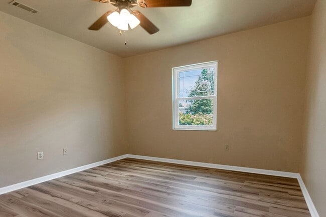 Building Photo - Charming 3BR Ranch Style Home on Quiet Cut...