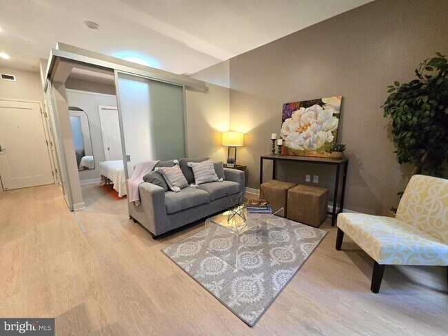 Building Photo - 1320 Fenwick Ln