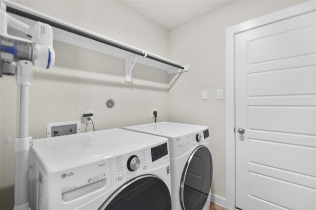 Building Photo - 18811 Cottonwood Bayou Ct