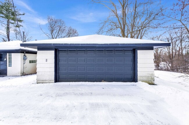 Building Photo - 3BD ROOM RANCH - PRIVATE LOT - FURNISHED - BLOOMFIELD HILLS