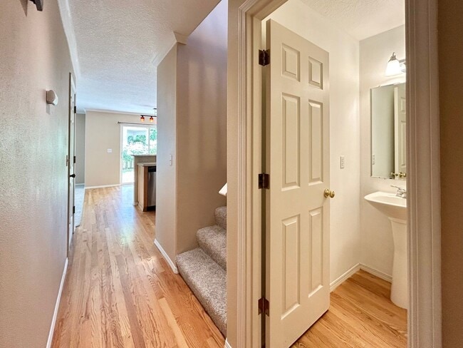 Building Photo - Cozy 4 Bed, 2.5 Bath House!
