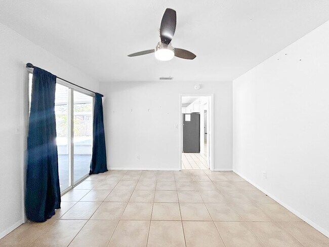 Building Photo - Stunning Sarasota Home with Pool – Minutes...