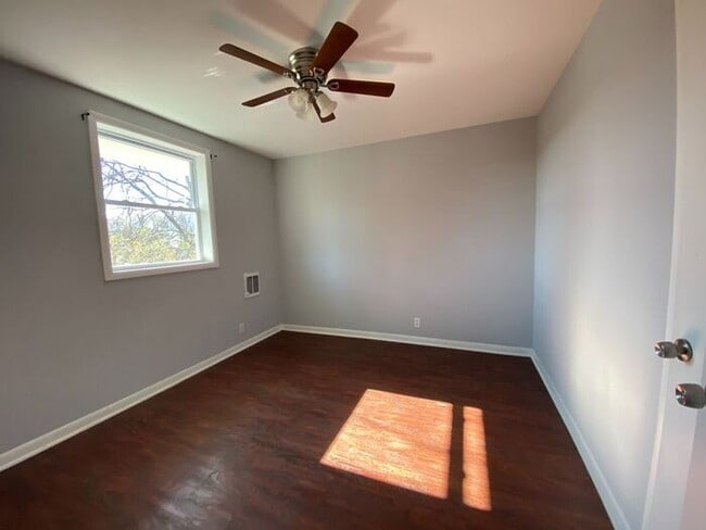 Building Photo - 2 Bed / 1 Bath Apartment on 2nd Ave - Walk Downtown!