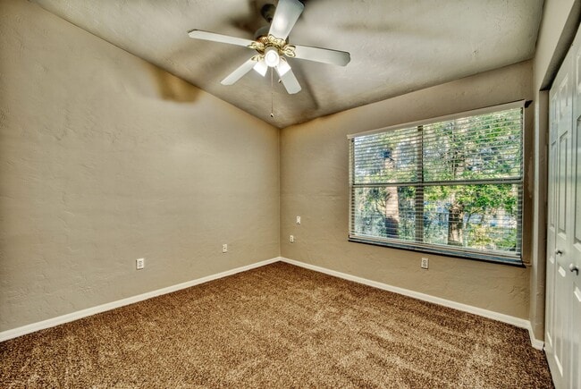 Building Photo - Beautiful Condo in Brighton Park! Move in ...