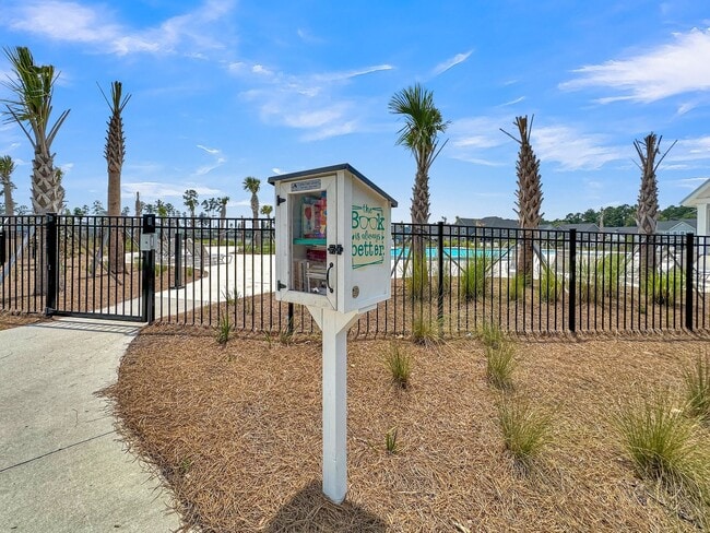 Building Photo - Beautiful Single Story Home Full of Upgrad...