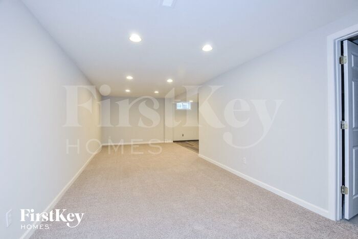 Building Photo - 7 St Valery Ct