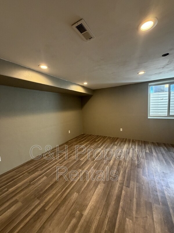 Building Photo - 574 Killarney St