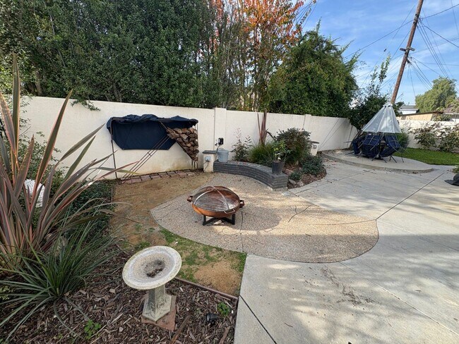 Building Photo - Remodeled Craftsman style 3 bedroom (with 4th office/bedroom), 3 bathroom home - this is NOT your...