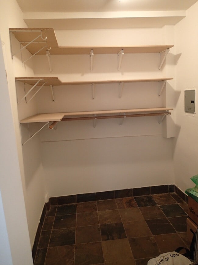 walking closet - 2047 Ivar Ave