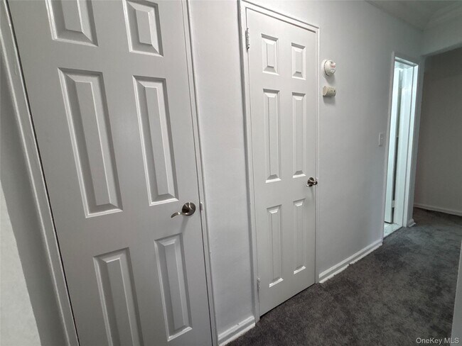 Building Photo - 50 S Middle Neck Rd