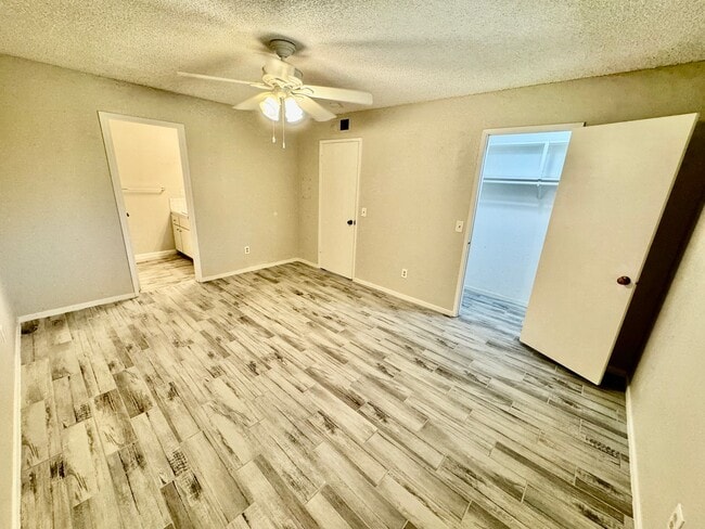 Building Photo - Spacious 2BD/2BTH with Private 2 Car Garage!