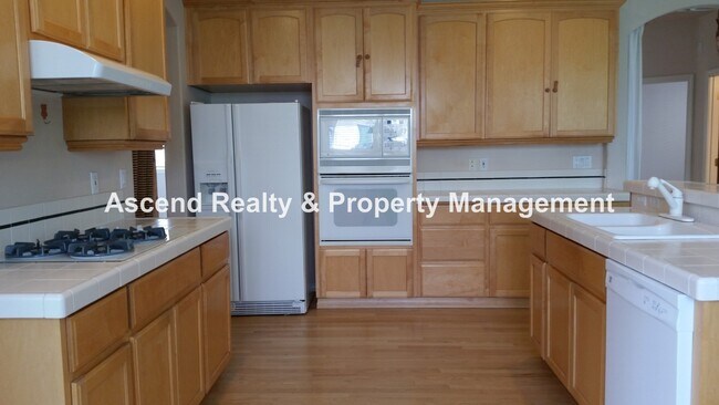 Building Photo - Bethany 4 Bed One Bed & Full Bath on Main Fenced Yard w/EV Charger Close to Schools & Shopping