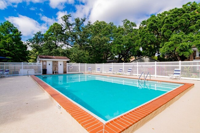 Building Photo - 2 Bed/1 Bath Condo with In-Ground Pool