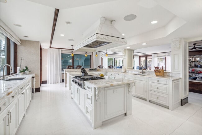 Building Photo - 3100 NE 46th St