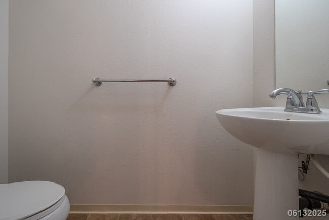 Building Photo - Available for move in on 7/8/25.   2 bedro...