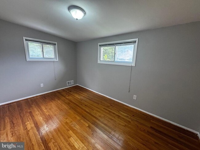 Building Photo - 10710 Maple St