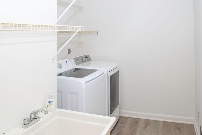 Building Photo - Updated 2BR 2.5BA Home w/ Lake Access • New Countertops • Patio in Farragut