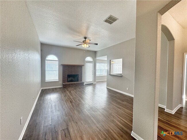 Building Photo - 521 Woodlake Dr