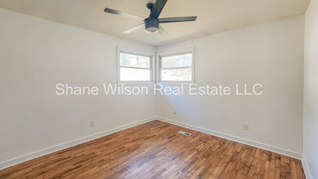 Building Photo - 1202 Greenwood Rd