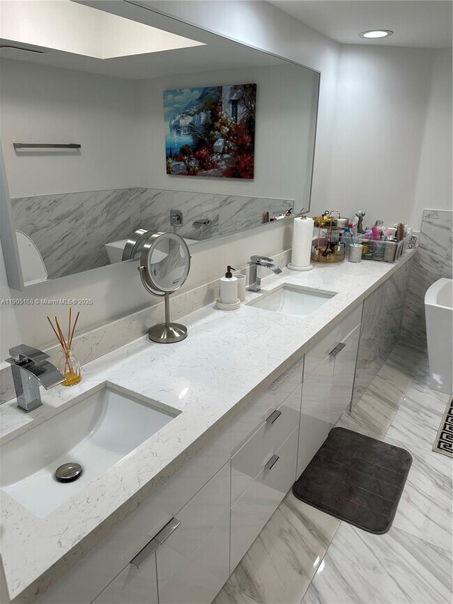 Building Photo - 16485 Collins Ave