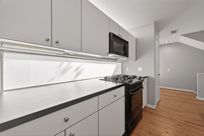 Building Photo - 6911 Yellowstone Way Dr