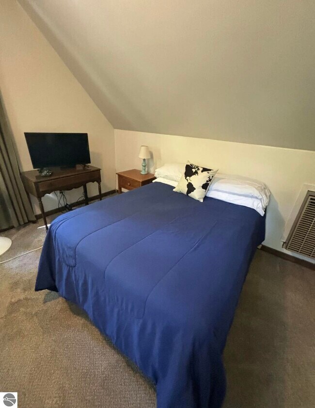 Building Photo - 855 E Front St