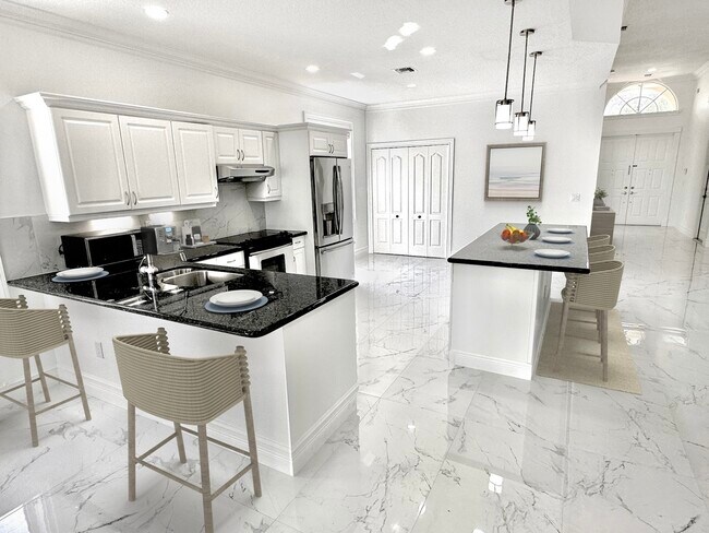 Kitchen with island - 10667 Oak Bend Way