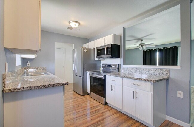 Building Photo - 5657 N 39th Ave