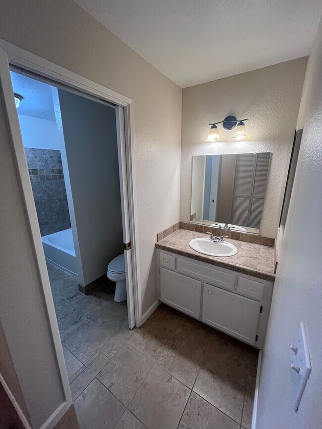 Building Photo - NICE UPDATED CONDO IN ROLLINGWOOD POINTE!!