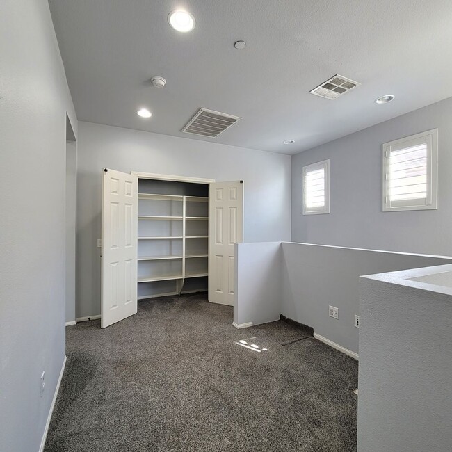 Building Photo - E. Ventura Newer Construction 3+2.5 bath H...