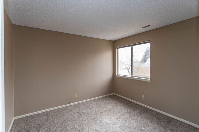 Building Photo - Cozy 2-Bed Condo with Fireplace, Garage & ...