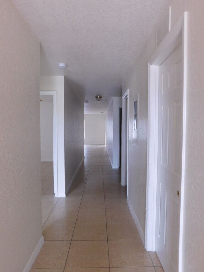 Building Photo - 756 Camel Ct