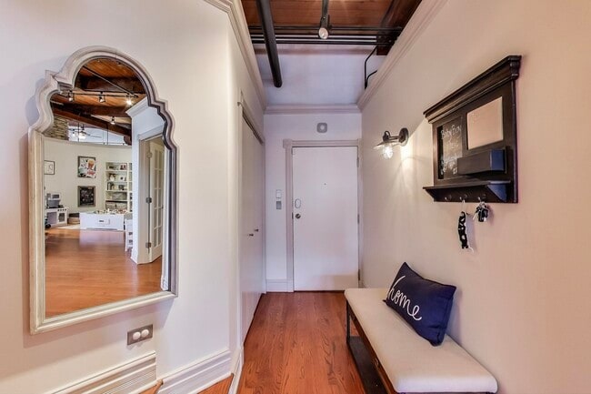 Building Photo - 913 W Van Buren St